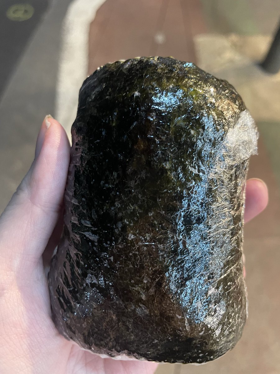 chaaanue's tweet photo. 近所にたまに飲みに来るお客さんが帰り際に皆にくれるスパムおにぎり🍙
お腹減ってて帰り道食べながら一旦帰るんだけどこういう気遣いが素敵だよね😽💛 https://t.co/ufOncq0cwp