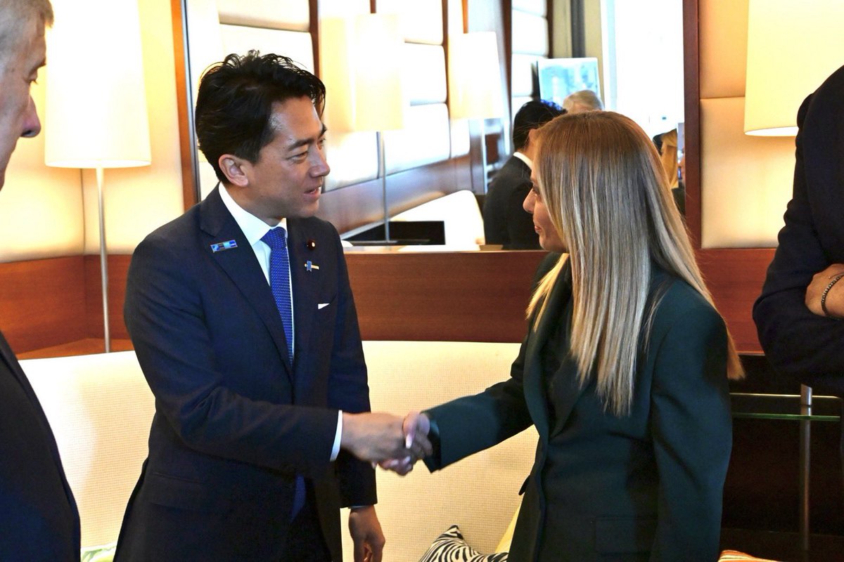 shinjirokoiz's tweet photo. イタリアのメローニ首相は力強さと明るさ、華やかさ、軽やかさを纏っているような素晴らしいリーダーでした。再会を楽しみにしていますとお礼をお伝えし別れました。今頃NATO首脳会合に出席されていると思いますが、その直前にお時間を割いて頂いたこと、感謝申し上げます。クロセット国防大臣とGCAPをはじめ日イタリア防衛協力を更に深化させていく決意です。ありがとうございました。@GiorgiaMeloni