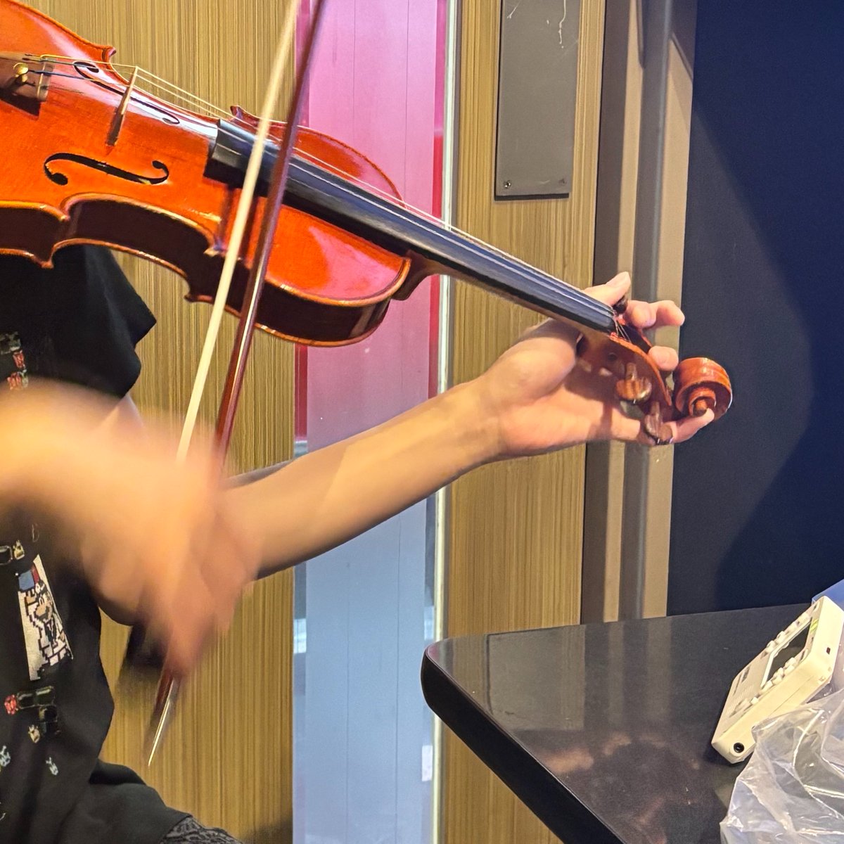 anaimariko's tweet photo. ひょんなことから、急に生バイオリンを目の前で聴けることとなった本日🎻

最近、楽曲制作の時に弦楽器のアレンジを打ち込むことが増えたので、「バイオリン単体の音を生で聴く機会あるといいなぁ〜」て思ってたのだよ。

そんな中で、今日ほんとに急遽だよ...！
運が良すぎる！！ビックリ🫢 https://t.co/tM1uQlECCi