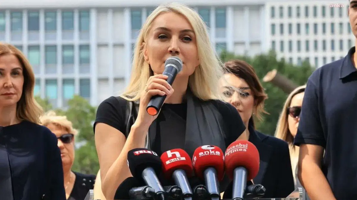 cumhuriyetgzt1's tweet photo. Dilek İmamoğlu: 

“Hakkında 142 ayrı suçlama bulunan, 2 bin 352 yıl hapis istemiyle yargılanan bir kişinin savunmasının tek bir güne sığdırılmak istenmesi hangi hukuk anlayışının ürünüdür? Bu acele neden? 

Savunma hakkı bir lütuf değil, Anayasal bir haktır. 142 suçlama bir güne sığıyorsa mesele adalet değil, savunmayı susturma çabasıdır.”
https://t.co/i8XZPUNOwf