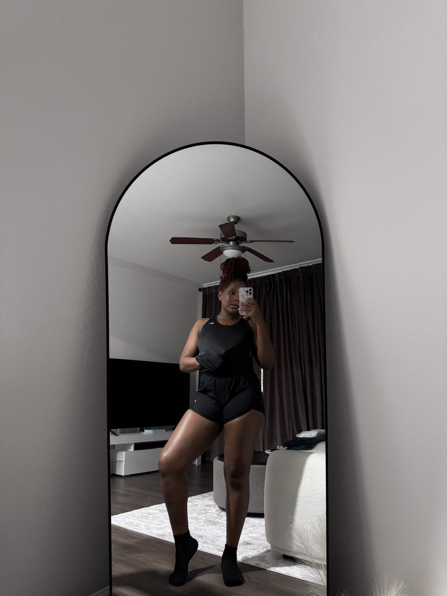 Nwando__'s tweet photo. still explaining these two pictures are different… obsessed w both😤😍 https://t.co/1UpCGl1GTD