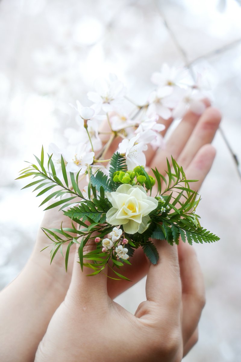 BSchutty's tweet photo. Crafted a warm linen flower crown this rainy afternoon! Perfect for a casual garden brunch https://t.co/gLDnieJI6s