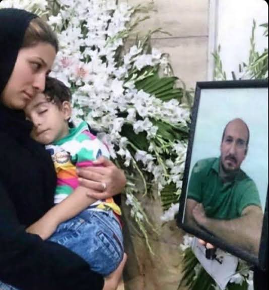 LazyTomNoIR's tweet photo. بچه‌شیعه آتئیست که عزادار «خامنه‌ای»ه، یه زمانی حمله میکرد به پادشاهیخواها میگفت نمیذاریم یه «خمینی» دیگه بهمون فرو کنید

روزی یه دور میرید به بالا تا پایین قرآن، الان میره دستبوس تخم و ترکه محمد پدوفیل

#محسن_امیراصلانی بابت سوال در مورد یوسف اعدام شد🥀💔 https://t.co/bKXbShh1Ix https://t.co/NirN0KvLN7