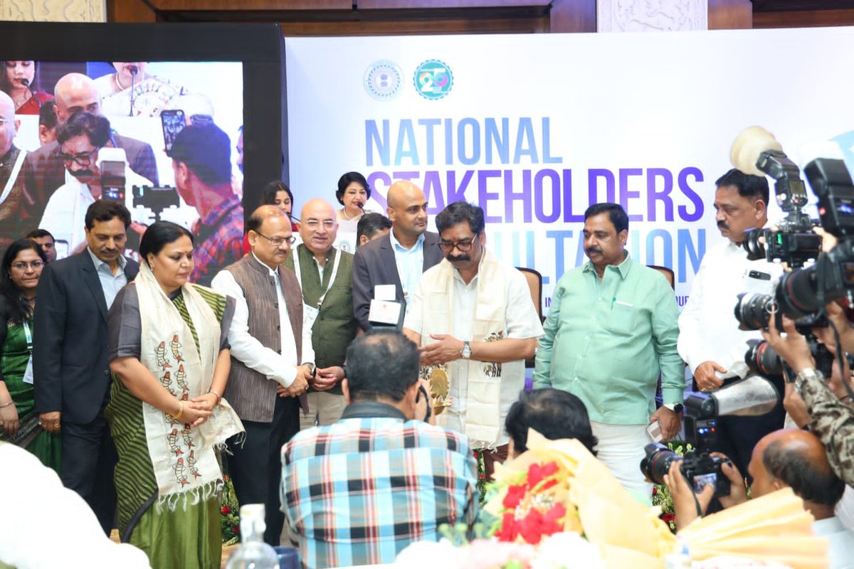 HemantSorenJMM's tweet photo. नई दिल्ली में आयोजित दो दिवसीय National Stakeholders' Consultation का पहला दिन अत्यंत ऊर्जावान, प्रेरणादायक और सार्थक रहा है। 

देश को जमशेदपुर, धनबाद, बोकारो से औद्योगिक क्रांति देने वाला युवा झारखंड नई दिशा पर तेज गति से बढ़ रहा है।

आज देश-विदेश से आए उद्योग जगत, टेक्नोलॉजी क्षेत्र और पॉलिसी एक्सपर्ट्स के साथ विस्तृत चर्चा हुई। Google, Oracle, Microsoft, IBM, आदि सहित कई कंपनियों के प्रतिनिधियों से बातचीत के दौरान झारखंड के Digital Future, AI, Digital Governance, Electronics Manufacturing, Skilling और investment की अपार संभावनाओं पर मंथन हुआ।

आज एक बार फिर यह विश्वास और मजबूत हुआ कि झारखंड केवल अपनी समृद्ध खनिज संपदा के कारण ही नहीं, बल्कि अपनी युवा प्रतिभा, नॉलेज, इनोवेशन और मानवीय क्षमता के बल पर भी देश-दुनिया में नई पहचान बना सकता है।

क्योंकि युवा झारखंड ने यह प्रण लिया है कि -

हमारी पहचान सिर्फ Mines से नहीं, Minds से भी हो,

सिर्फ Resources नहीं, Research से भी हो,

सिर्फ Extraction नहीं, Innovation से भी हो,

सिर्फ Growth नहीं, Inclusive Growth से भी हो

हमारी सरकार investment को केवल उद्योग लगाने तक सीमित नहीं मानती, बल्कि एक ऐसे मजबूत इकोसिस्टम के निर्माण पर बल देती है, जहाँ बेहतर नीतियाँ, विश्वसनीय आधारभूत संरचना, कुशल मानव संसाधन, तकनीक, पारदर्शी शासन और सतत विकास साथ-साथ आगे बढ़ें।

कल इस कंसल्टेशन का दूसरा दिन पर्यटन और औद्योगिक निवेश पर केंद्रित होगा। झारखंड अपनी प्राकृतिक, सांस्कृतिक और औद्योगिक क्षमताओं को वैश्विक निवेशकों के सामने प्रस्तुत करेगा। विभिन्न संस्थानों के साथ महत्वपूर्ण MoU भी किये होंगे, जो निवेश, रोजगार, इनोवेशन और एक समृद्ध, आत्मनिर्भर एवं विकसित झारखंड के निर्माण की दिशा में नए अवसरों का मार्ग प्रशस्त करेंगे।

सभी को झारखंड से जोहार।