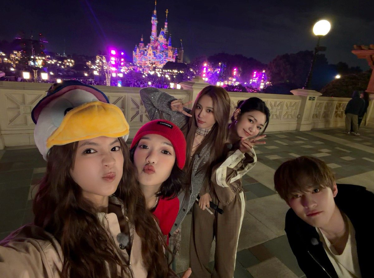 Stchenle's tweet photo. waktu aku terculik ke disney land bareng teteh teteh cantik ini— and ketemu didi! eKHem, aku seperti pawang mereka yh. vibes abang abangan aku kalau begini. 😎 https://t.co/rSjbFNI42m