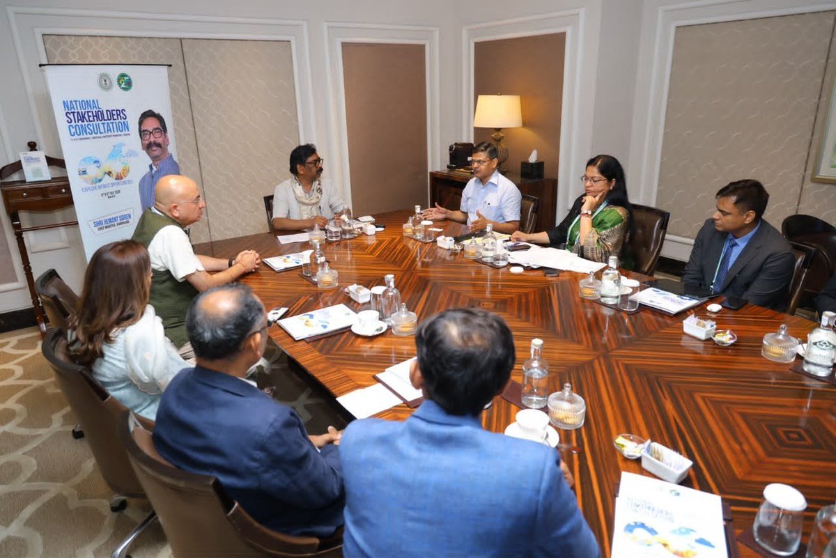 HemantSorenJMM's tweet photo. नई दिल्ली में आयोजित दो दिवसीय National Stakeholders' Consultation का पहला दिन अत्यंत ऊर्जावान, प्रेरणादायक और सार्थक रहा है। 

देश को जमशेदपुर, धनबाद, बोकारो से औद्योगिक क्रांति देने वाला युवा झारखंड नई दिशा पर तेज गति से बढ़ रहा है।

आज देश-विदेश से आए उद्योग जगत, टेक्नोलॉजी क्षेत्र और पॉलिसी एक्सपर्ट्स के साथ विस्तृत चर्चा हुई। Google, Oracle, Microsoft, IBM, आदि सहित कई कंपनियों के प्रतिनिधियों से बातचीत के दौरान झारखंड के Digital Future, AI, Digital Governance, Electronics Manufacturing, Skilling और investment की अपार संभावनाओं पर मंथन हुआ।

आज एक बार फिर यह विश्वास और मजबूत हुआ कि झारखंड केवल अपनी समृद्ध खनिज संपदा के कारण ही नहीं, बल्कि अपनी युवा प्रतिभा, नॉलेज, इनोवेशन और मानवीय क्षमता के बल पर भी देश-दुनिया में नई पहचान बना सकता है।

क्योंकि युवा झारखंड ने यह प्रण लिया है कि -

हमारी पहचान सिर्फ Mines से नहीं, Minds से भी हो,

सिर्फ Resources नहीं, Research से भी हो,

सिर्फ Extraction नहीं, Innovation से भी हो,

सिर्फ Growth नहीं, Inclusive Growth से भी हो

हमारी सरकार investment को केवल उद्योग लगाने तक सीमित नहीं मानती, बल्कि एक ऐसे मजबूत इकोसिस्टम के निर्माण पर बल देती है, जहाँ बेहतर नीतियाँ, विश्वसनीय आधारभूत संरचना, कुशल मानव संसाधन, तकनीक, पारदर्शी शासन और सतत विकास साथ-साथ आगे बढ़ें।

कल इस कंसल्टेशन का दूसरा दिन पर्यटन और औद्योगिक निवेश पर केंद्रित होगा। झारखंड अपनी प्राकृतिक, सांस्कृतिक और औद्योगिक क्षमताओं को वैश्विक निवेशकों के सामने प्रस्तुत करेगा। विभिन्न संस्थानों के साथ महत्वपूर्ण MoU भी किये होंगे, जो निवेश, रोजगार, इनोवेशन और एक समृद्ध, आत्मनिर्भर एवं विकसित झारखंड के निर्माण की दिशा में नए अवसरों का मार्ग प्रशस्त करेंगे।

सभी को झारखंड से जोहार।