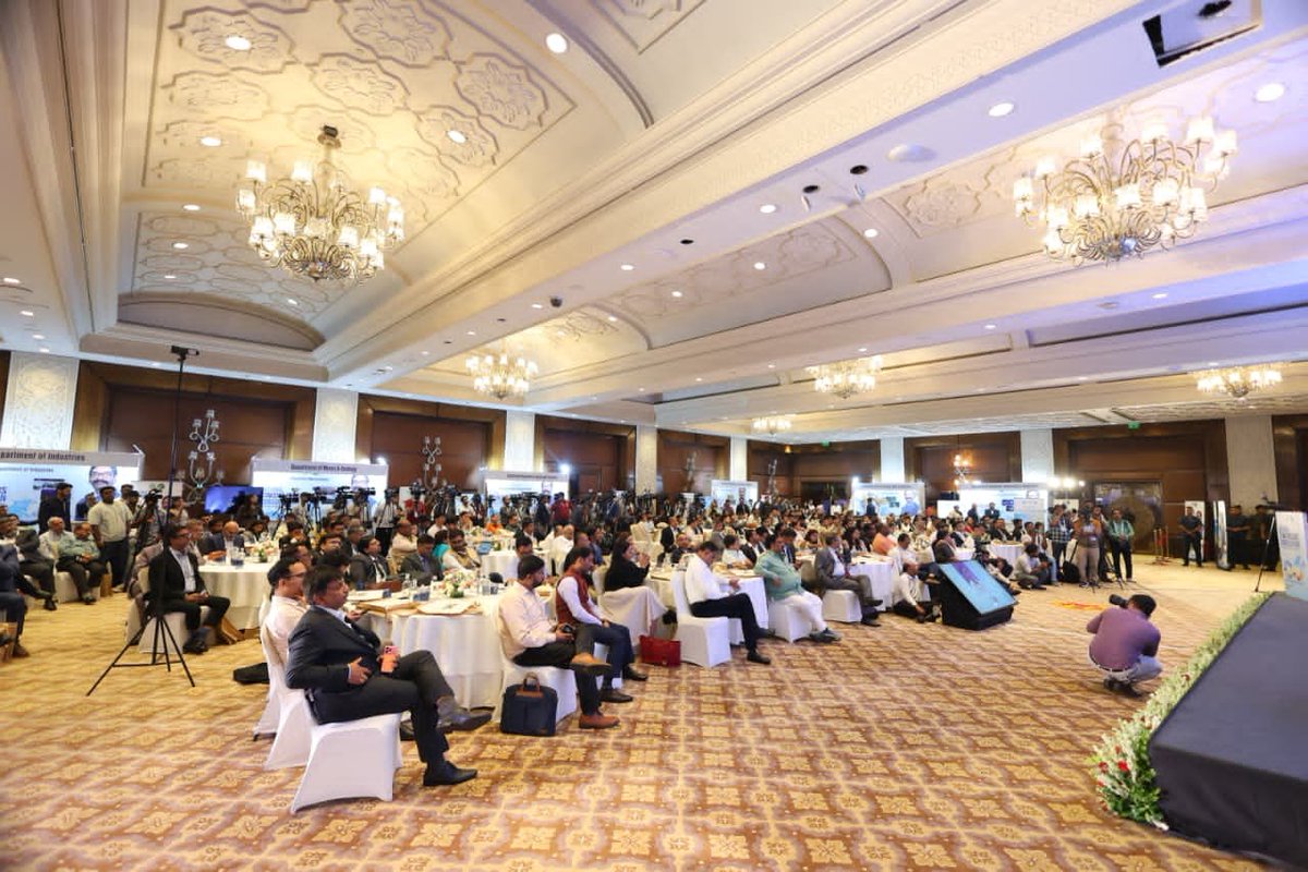 HemantSorenJMM's tweet photo. नई दिल्ली में आयोजित दो दिवसीय National Stakeholders' Consultation का पहला दिन अत्यंत ऊर्जावान, प्रेरणादायक और सार्थक रहा है। 

देश को जमशेदपुर, धनबाद, बोकारो से औद्योगिक क्रांति देने वाला युवा झारखंड नई दिशा पर तेज गति से बढ़ रहा है।

आज देश-विदेश से आए उद्योग जगत, टेक्नोलॉजी क्षेत्र और पॉलिसी एक्सपर्ट्स के साथ विस्तृत चर्चा हुई। Google, Oracle, Microsoft, IBM, आदि सहित कई कंपनियों के प्रतिनिधियों से बातचीत के दौरान झारखंड के Digital Future, AI, Digital Governance, Electronics Manufacturing, Skilling और investment की अपार संभावनाओं पर मंथन हुआ।

आज एक बार फिर यह विश्वास और मजबूत हुआ कि झारखंड केवल अपनी समृद्ध खनिज संपदा के कारण ही नहीं, बल्कि अपनी युवा प्रतिभा, नॉलेज, इनोवेशन और मानवीय क्षमता के बल पर भी देश-दुनिया में नई पहचान बना सकता है।

क्योंकि युवा झारखंड ने यह प्रण लिया है कि -

हमारी पहचान सिर्फ Mines से नहीं, Minds से भी हो,

सिर्फ Resources नहीं, Research से भी हो,

सिर्फ Extraction नहीं, Innovation से भी हो,

सिर्फ Growth नहीं, Inclusive Growth से भी हो

हमारी सरकार investment को केवल उद्योग लगाने तक सीमित नहीं मानती, बल्कि एक ऐसे मजबूत इकोसिस्टम के निर्माण पर बल देती है, जहाँ बेहतर नीतियाँ, विश्वसनीय आधारभूत संरचना, कुशल मानव संसाधन, तकनीक, पारदर्शी शासन और सतत विकास साथ-साथ आगे बढ़ें।

कल इस कंसल्टेशन का दूसरा दिन पर्यटन और औद्योगिक निवेश पर केंद्रित होगा। झारखंड अपनी प्राकृतिक, सांस्कृतिक और औद्योगिक क्षमताओं को वैश्विक निवेशकों के सामने प्रस्तुत करेगा। विभिन्न संस्थानों के साथ महत्वपूर्ण MoU भी किये होंगे, जो निवेश, रोजगार, इनोवेशन और एक समृद्ध, आत्मनिर्भर एवं विकसित झारखंड के निर्माण की दिशा में नए अवसरों का मार्ग प्रशस्त करेंगे।

सभी को झारखंड से जोहार।