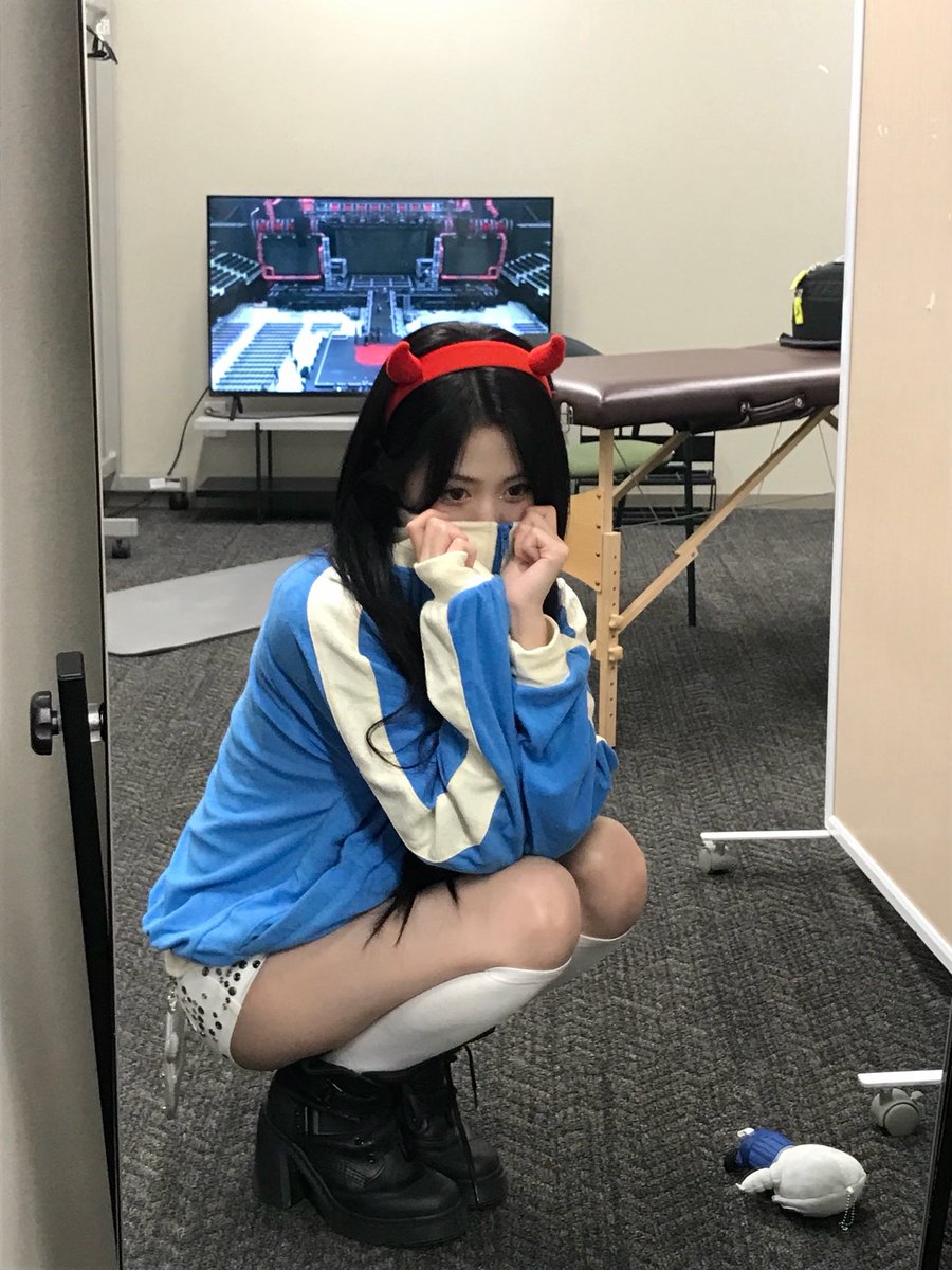 picbaemon's tweet photo. AHYEON WEVERSE UPDATE https://t.co/mcsEePAq3d