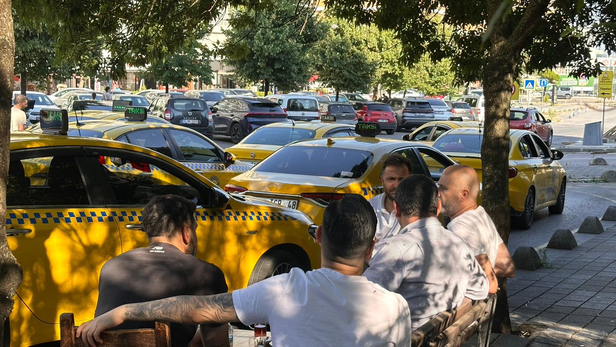 yahyacelik_'s tweet photo. 📍 Pendik / Yenişehir

Yenişehir Taksi Durağı’nda kıymetli taksici esnafımızla bir araya geldik.

Çay eşliğinde hasbihâl ettik, gündeme dair sohbet ettik. Esnafımızın samimiyeti ve içten misafirperverliği bizleri memnun etti.

Her fırsatta vatandaşımızla ve esnafımızla bir araya gelmeye, gönül köprülerimizi daha da güçlendirmeye devam edeceğiz.

Misafirperverlikleri için Yenişehir Taksi Durağı esnafımıza teşekkür ediyor, tüm taksici kardeşlerimize hayırlı, bereketli ve kazasız belasız kazançlar diliyorum. 🇹🇷

@akpartipendik @akpartiistanbul @AKGMTeskilat