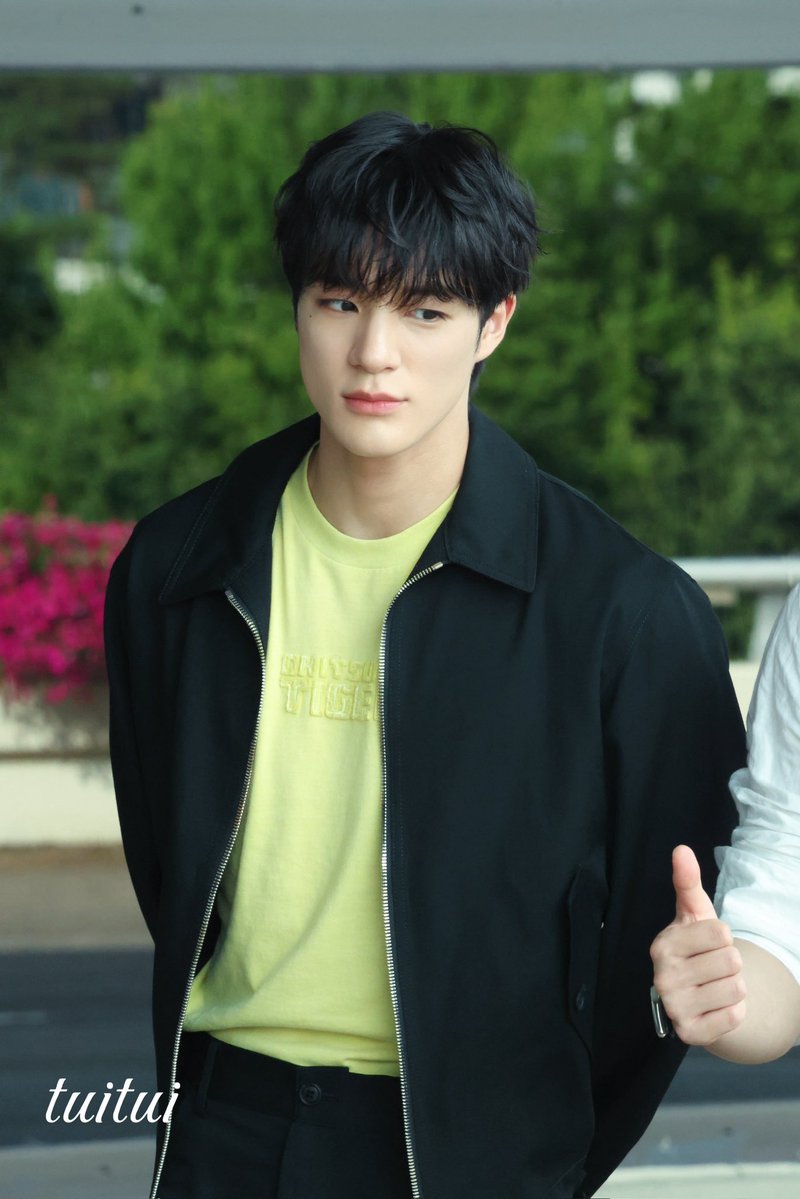 tuitui_0423's tweet photo. 260708 ✈️

#제노 #JENO #엔시티드림 #NCTDREAM https://t.co/MPynmYzO3Y