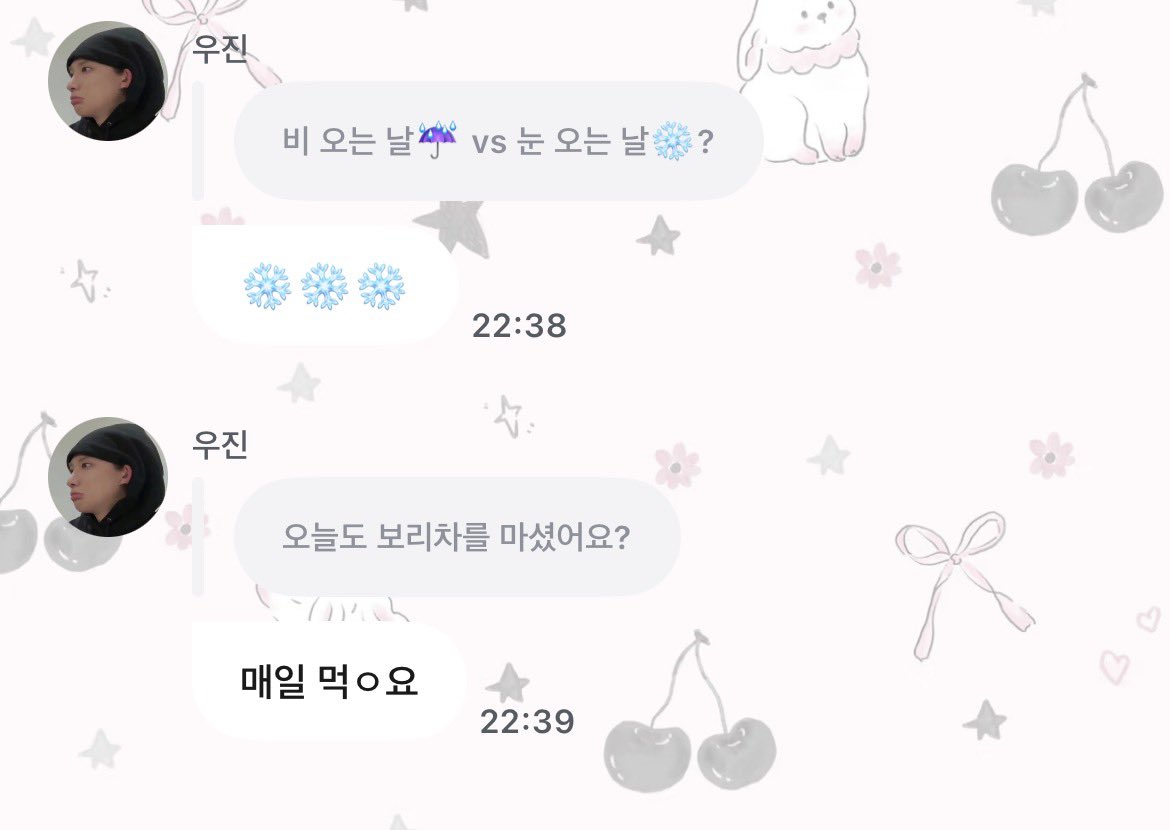 jungwjwave's tweet photo. 260708 🐕💬 23:35KST

👤 Guess who’s back from prison??? 
🐕 “Oh Taesik is back” (Famous line from korean movie ‘Sunflower’)
👤 Jung Woojin or Woojin?
🐕 Jung Woojin
👤 Can you type with both hands now?
🐕 Nope ㅠㅠ
👤 Can i ask if your ‘ㅠㅠ’ is an aegyo?
🐕 No
👤 Rainy day ☔️ or snowy day ❄️?
🐕 ❄️❄️❄️
👤 Did you drink your barley tea today?
🐕 Had it everyday

#WOOJIN #우진 #롱샷 #LNGSHOT