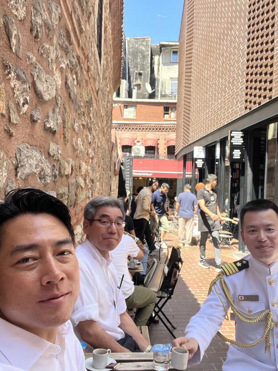 shinjirokoiz's tweet photo. 1泊4日の超過密日程の終わりが見えてきてホッとした感が出ている我が防衛省チーム。トルコの防衛駐在官の齊藤さん（海上自衛隊）もトルコ駐在でしか得られない情報のインプットありがとう。みんなに支えられて、成果の大きいNATO出張になりました。 https://t.co/JoDgfPdmpF