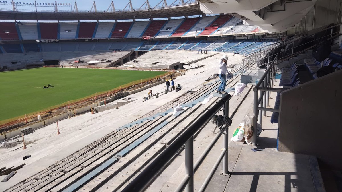 reporterillo's tweet photo. Atención ‼️ 
Las últimas del SuperMetropolitano !!!
La cancha está casi lista.
La grama pegó.
Pronto empezarán a poner la nueva y moderna silletería.
La final de la @Sudamericana se podrá jugar el 21 de Noviembre en Barranquilla.
Poco a poco se van viendo los resultados favorables de nuestro nuevo escenario deportivo y que se utilizará para otras actividades que moverán el turismo y el comercio.
@JuniorClubSA también tendrá su nueva casa y la @FCFSeleccionCol podrá jugar las próximas eliminatorias y otros eventos internacionales.
El SuperMetro tiene una nueva cara.
Seguiremos informando...