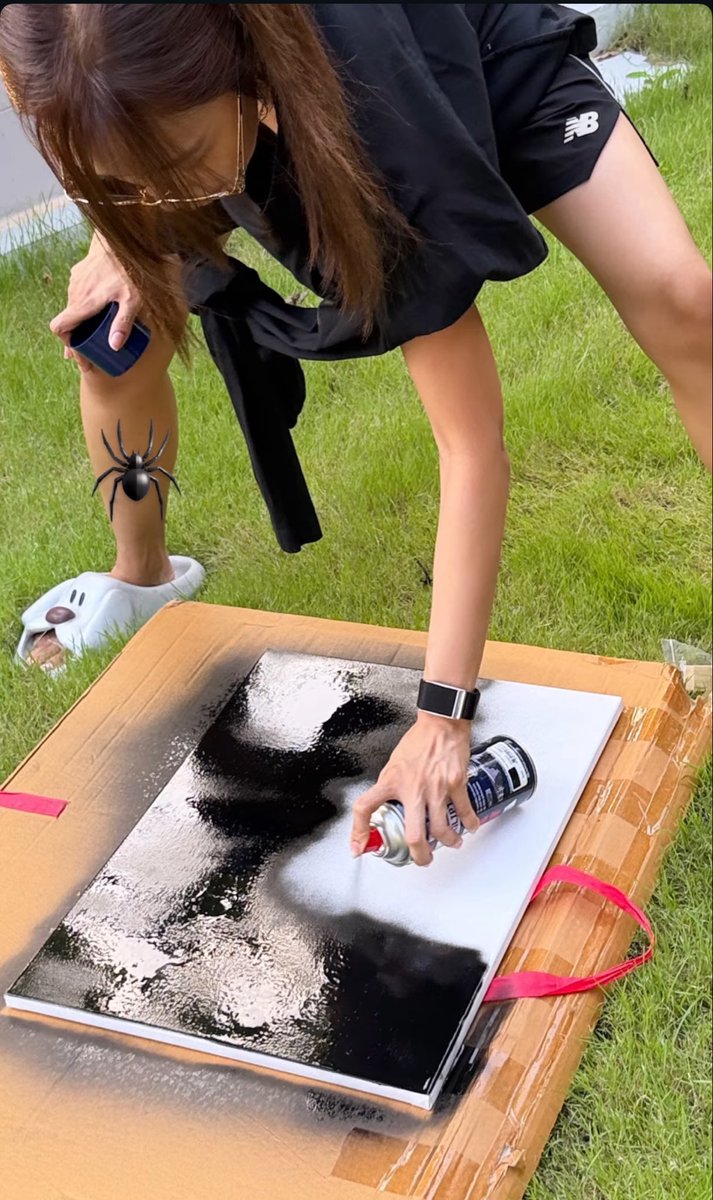 eddnamtanfilm's tweet photo. Her artistic gaytistic posture 😂😂😂 https://t.co/ueWkJ5OBkx