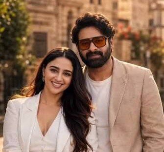kethavatha61381's tweet photo. 🚨 #FAUZI BREAKING News: 🎬

ఉత్తర భారతదేశ థియేట్రికల్ హక్కులను అనిల్ థడాని సంస్థ #AAFilms దక్కించుకుంది; 'బాహుబలి' కాలం నుండి ప్రభాస్‌తో వారికి ఉన్న దీర్ఘకాలిక అనుబంధం దీనితో కొనసాగుతోంది.

ఉత్తర అమెరికాలో ఈ చిత్రం #PrathyangiraCinemas ద్వారా విడుదలయ్యే అవకాశం ఉంది.

#Prabhas‌ https://t.co/cm7gtgoXrr