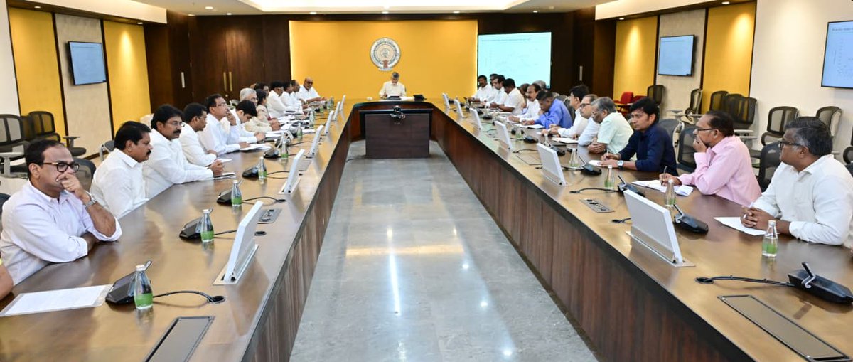 AndhraPradeshCM's tweet photo. రైతుల్లో నమ్మకం, ధైర్యం కల్పించేలా వెంటనే పొగాకు కొనుగోళ్లు పెద్దఎత్తున జరపాలని, ఇందుకోసం వేలం ప్రక్రియను వేగవంతం చేయాలని గౌరవ ముఖ్యమంత్రి శ్రీ నారా చంద్రబాబు నాయుడు పొగాకు కంపెనీలకు స్పష్టం చేశారు. ట్రేడర్లు కొనుగోళ్లు తగ్గించడం సరికాదని, కర్నాటకలో తలెత్తని సమస్య ఏపీలో ఎందుకు ఉత్పన్నం అవుతోందని సీఎం ప్రశ్నించారు. టొబాకో బోర్డు పనితీరుపైనా అసంతృప్తి వ్యక్తం చేశారు. రైతులను ఇబ్బందిపెట్టేలా నడుచుకుని కంపెనీలు గుడ్ విల్ పోగొట్టుకోవద్దని, కఠిన చర్యలు తీసుకోవాల్సి వస్తుందని హెచ్చరించారు. సచివాలయంలో నేడు పొగాకు కొనుగోళ్ల ప్రస్తుత స్థితిపై అధికారులు, ట్రేడర్లతో సీఎం సమీక్ష నిర్వహించారు.  ఈ సమీక్షలో మంత్రులు శ్రీ కే అచ్చెన్నాయుడు, శ్రీ ఆనం రామనారాయణ రెడ్డి, శ్రీ గొట్టిపాటి రవికుమార్, శ్రీ డోలా బాలవీరాంజనేయ స్వామి, ఉమ్మడి ప్రకాశం జిల్లా ప్రజాప్రతినిధులు, ఉన్నతాధికారులు పాల్గొన్నారు.
#AndhraPradesh