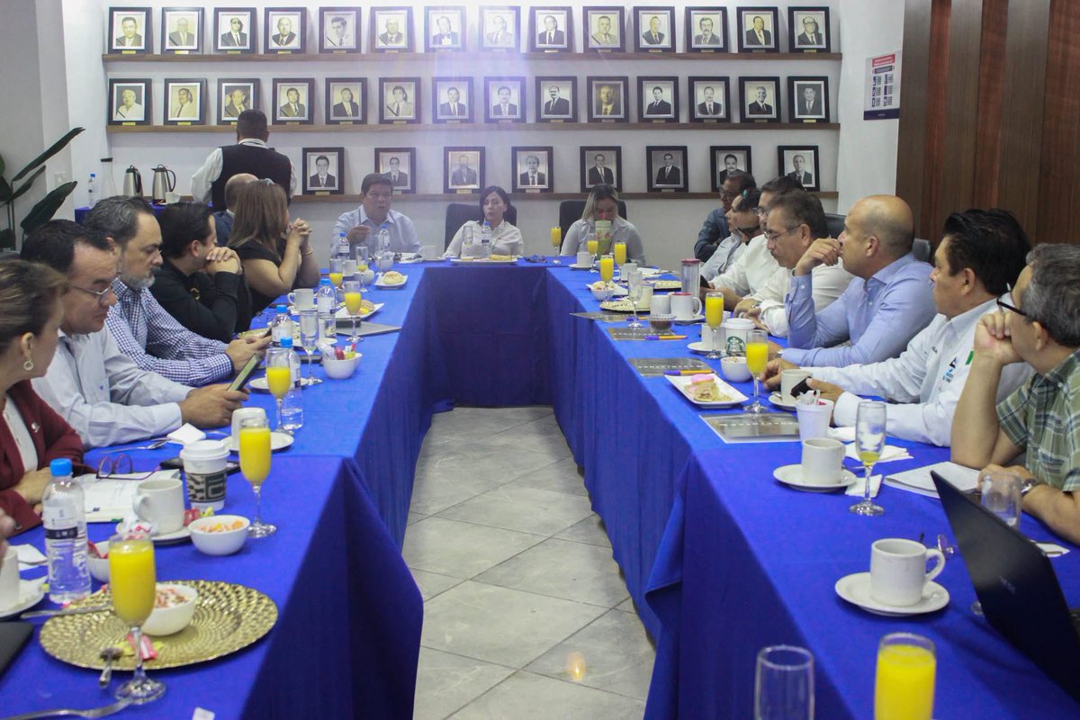 Canacintra_GP's tweet photo. ☕🤝 Nuestro presidente, el Lic. Homero del Bosque Ayala, estuvo presente en la Reunión Informativa de Acercamiento y Desayuno, un espacio de diálogo y colaboración
#CanacintraGP #SectorEmpresarial #IMSS #LaLaguna #TrabajoEnEquipo #IndustriaMexicana https://t.co/c86LkhftlT