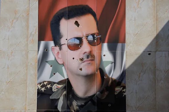 GeoRossignol's tweet photo. 🇸🇾🇮🇱 Khaled al-Halabi, Druze et ancien chef du renseignement syrien sous Bashar, a été condamné par un tribunal autrichien à 8 ans de prison pour torture, viols et violences sexuelles graves sur des opposants au régime.

Il était aussi un agent double du Mossad; il avait été exfiltré en Autriche en 2015 via une opération secrète à la demande d'Israël, avec l'aide du service de renseignement autrichien qui lui a accordé l'asile.

L'ancien responsable du renseignement autrichien qui a supervisé cet accord avec Israël vit aujourd’hui en fuite à Dubaï et fait l'objet d'un mandat d'arrêt international.