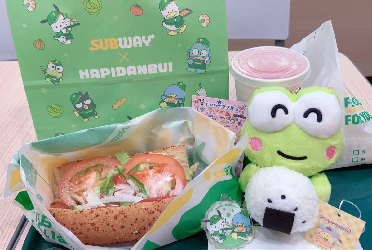yukapmp's tweet photo. 今日からサブウェイ×はぴだんぶい🎶
アクキー自引きできず🫠
ちょうどけろっぴバースデーグッズも今日からだから
おにぎりけろっぴ捕獲してきた🐸
キャラ大の感謝状とプリンのシールももらえた🫶 https://t.co/IYIdEZqi1P