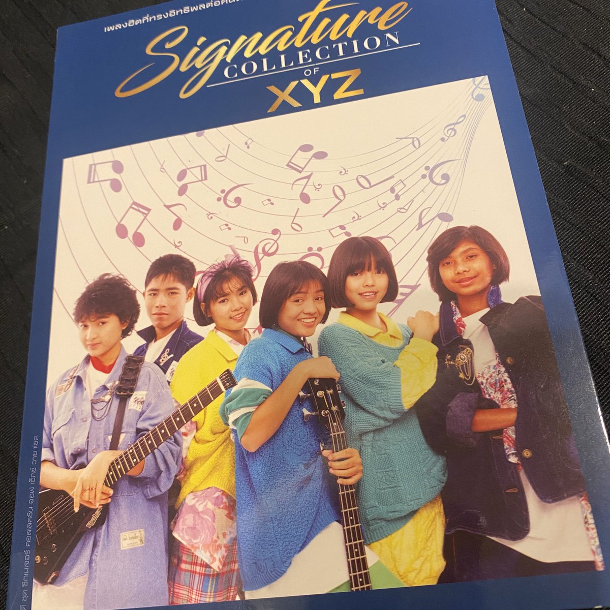zuijyu's tweet photo. THAILANDの伝説、XYZのコンプリートアルバムが届いた。正直こない可能性も普通にあるなと思っていたので（実際そういう事は良くある）とても嬉しい。何が書いてあるのかは全く分かりませんが、とても嬉しいです。 https://t.co/6pelIb1tNu