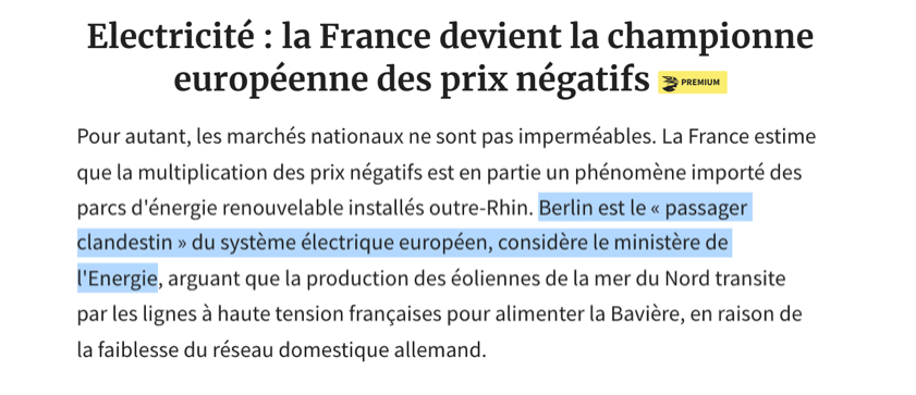 DocuVerite's tweet photo. « Berlin est le passager clandestin du système électrique européen… » La formule, prêtée par Les Échos au ministère français de l’Énergie, est plus qu’une pique diplomatique, un réveil ?  L’Allemagne a fermé son nucléaire, couvert son territoire d’EnR, mais n’a pas construit le réseau capable d’acheminer correctement cette production du nord vers son sud industriel. Les électrons prennent donc le chemin des voisins. 

Et cette accusation n’est pas seulement une querelle de câbles et d’interconnexions, elle éclaire aussi l’un des effets les plus absurdes du moment électrique européen, celui des prix négatifs.

Au premier semestre, la France a connu 408 heures de prix négatifs, soit plus de 9 % du temps. En ajoutant les heures à zéro euro, on atteint 570 heures, soit 13 % du semestre. C'est considérable, et c'est un record € !

Le phénomène tient à une combinaison désormais bien documentée : un socle nucléaire important, une consommation redevenue faible, une poussée solaire au printemps quand on ne chauffe plus et que l’on ne climatise pas encore, et des renouvelables allemandes qui débordent faute de réseau domestique suffisant...

Le consommateur, lui, ne verra pas sa facture s’évaporer avec les prix négatifs. La volatilité rémunère surtout ceux qui savent l’arbitrer, la stocker ou la déplacer. Les ménages, eux, conservent les taxes, les réseaux, les mécanismes de soutien et les coûts de complexité…

Voilà donc le génie du modèle : quand l’électricité manque, elle coûte cher ; quand elle abonde, il faut payer pour s’en débarrasser ; et quand un voisin organise mal sa transition, pour que ça passe, il suffit de baptiser cela “marché européen intégré”… 
https://t.co/nOebeJS0RH