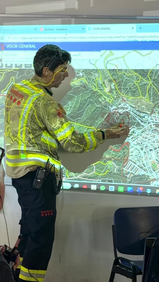 AjuntamentGava's tweet photo. Evolució favorable de l'incendi de Gavà.
La situació evoluciona favorablement. Els Bombers han aconseguit encerclar el flanc de Gavà i confien que l'incendi es pugui estabilitzar en les properes hores. https://t.co/4CwVq5gpk2