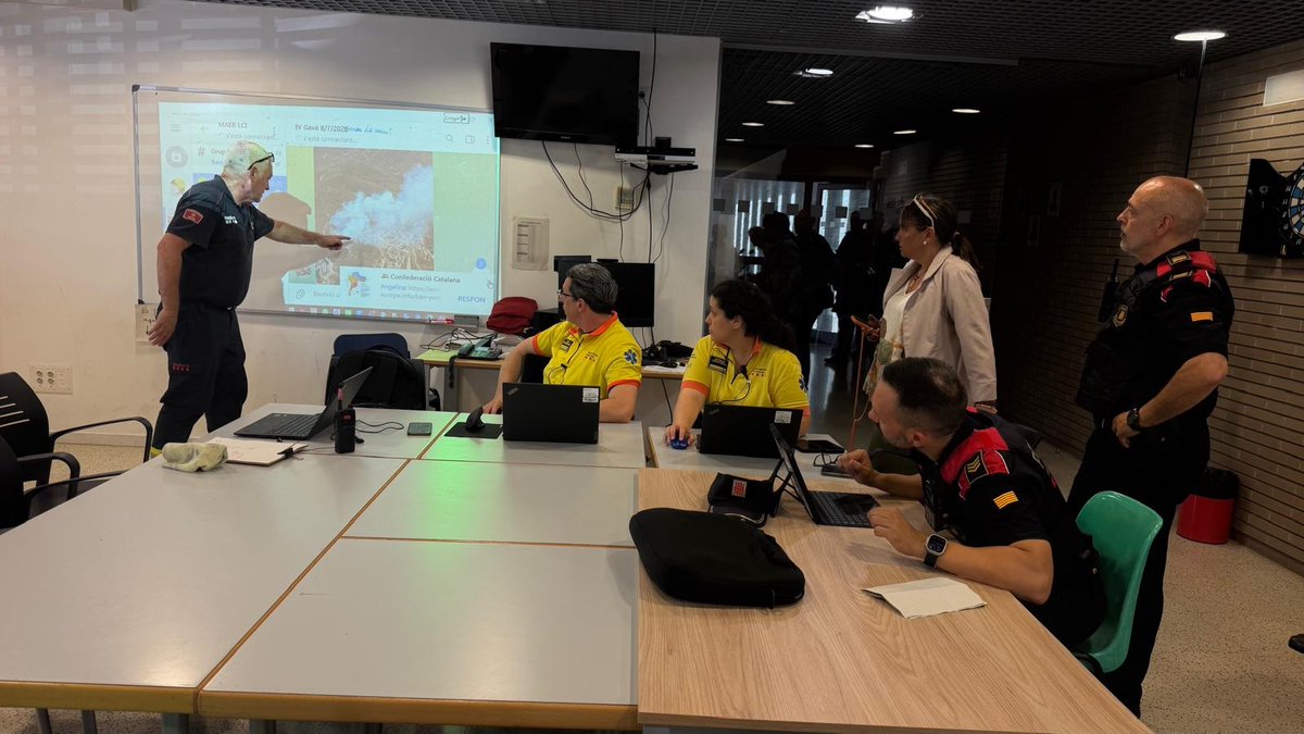 AjuntamentGava's tweet photo. Evolució favorable de l'incendi de Gavà.
La situació evoluciona favorablement. Els Bombers han aconseguit encerclar el flanc de Gavà i confien que l'incendi es pugui estabilitzar en les properes hores. https://t.co/4CwVq5gpk2