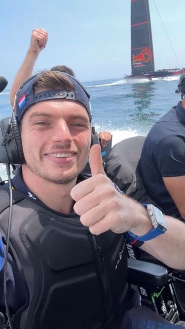 maxinepedia's tweet photo. #f1twtselfieday edisi gaya jempol bapak2 https://t.co/ybQ3NWvgiW