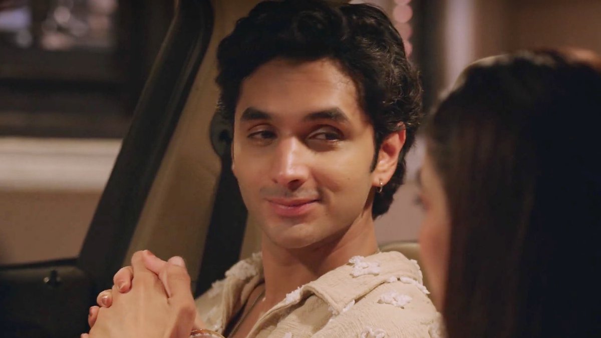 mannatkichabi's tweet photo. his curls kept distracting me the entire time bc somehow now that they’re back, they look even better than before 😭 just look at him. it genuinely feels like i’m watching nawab “brar” again. the curls, the husbandism, that young, boyish look…it’s all back
#tujulietjattdi https://t.co/tKFEfuOMU9