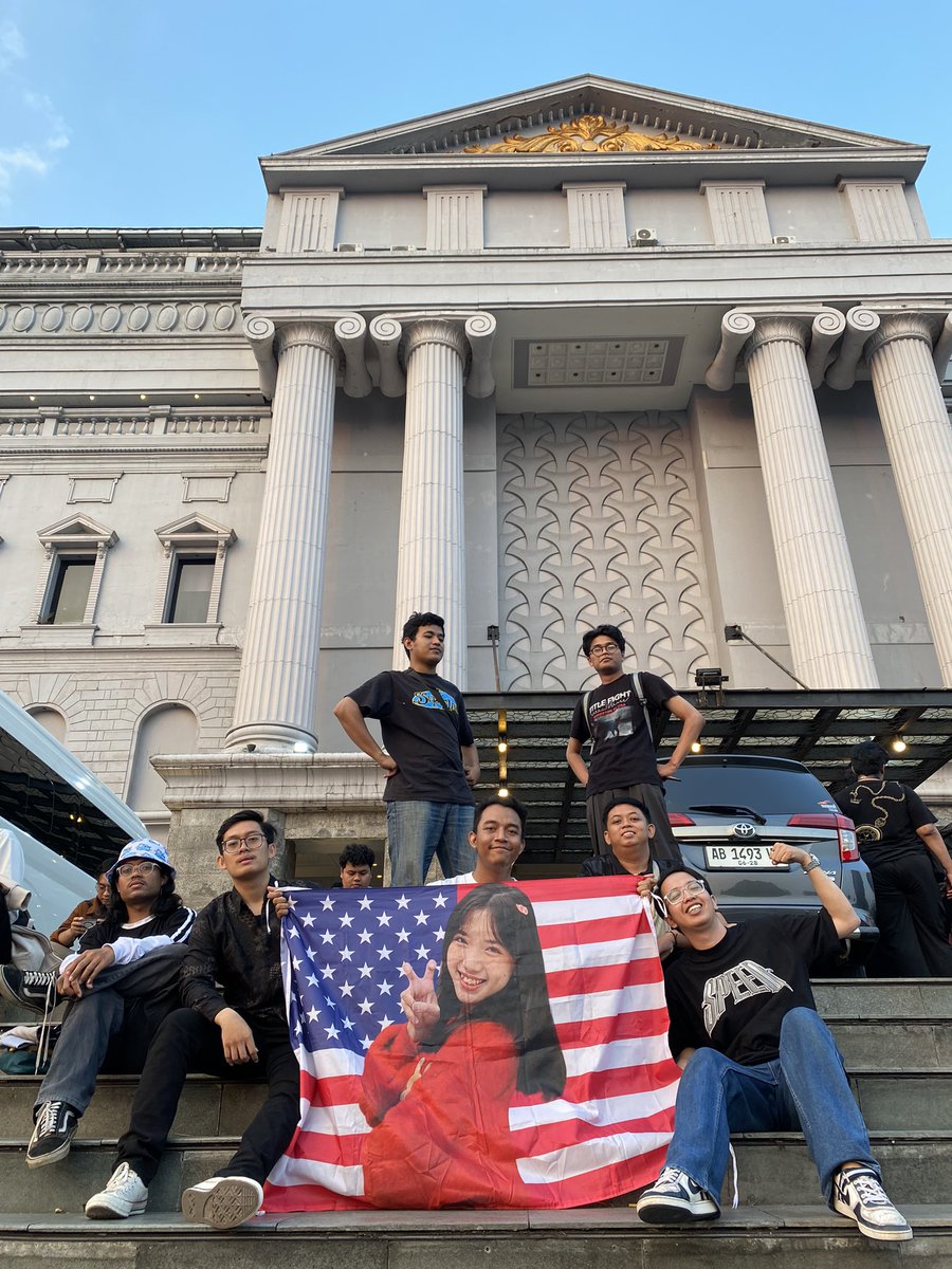 Doyouluvvme's tweet photo. Plan bakal brngkt sendiri, ga tau nya di barengin my bos 😎 
bisa ramean di venue bareng WSS meski ga full tp rame seru tenkyuu cah makasih bos raffi 🥰 https://t.co/wVSjnh7gtl