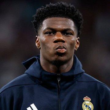 SportBuzzHub's tweet photo. 🚨 BREAKING: Aurélien Tchouaméni is staying at #RealMadrid. 🇫🇷⚪

The decision has been made by the club, with the midfielder no longer available for a move this summer. Despite speculation, Tchouaméni will not join #ManchesterUnited. 
Via @Ramon_AlvarezMM

#TransferNews https://t.co/jfdMIEPBqs