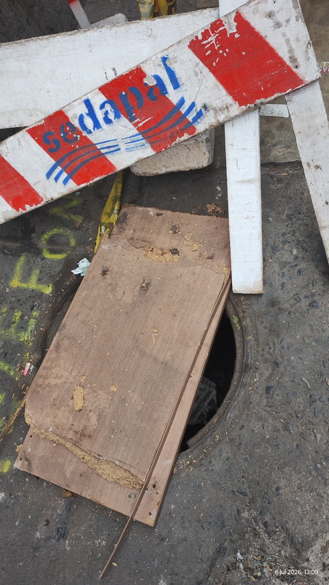 nedper's tweet photo. @limantigua @Minsa_Peru @FiscaliaPeru @UNESCO @UNESCO_es Parece que en jr. Rufino  Torrico cuadra 8 ni control en persona de la MML ni cámaras. Uno de los huecos mas de un metro. Y quién se hace responsable en caso de un accidente? Lindo lugar para turistas y Limeños en el centro histórico de Lima......???? https://t.co/PvQ0OLrlRN