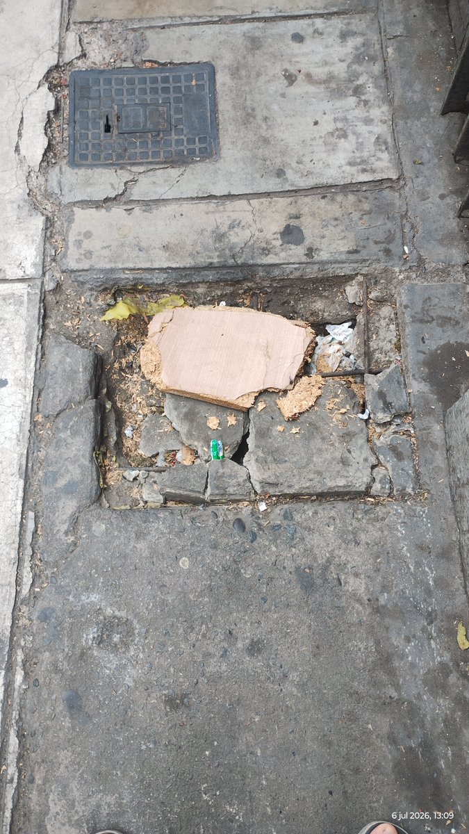 nedper's tweet photo. @limantigua @Minsa_Peru @FiscaliaPeru @UNESCO @UNESCO_es Parece que en jr. Rufino  Torrico cuadra 8 ni control en persona de la MML ni cámaras. Uno de los huecos mas de un metro. Y quién se hace responsable en caso de un accidente? Lindo lugar para turistas y Limeños en el centro histórico de Lima......???? https://t.co/PvQ0OLrlRN
