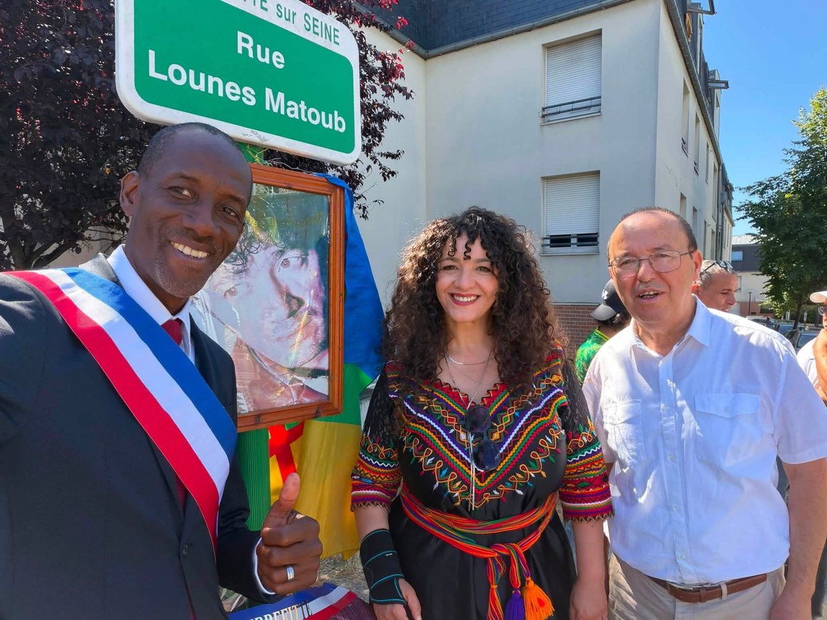 InfosMinutesFR's tweet photo. 🇫🇷 🇲🇱 / 🇩🇿 : Le maire de Saint-Denis, Bally Bagayoko, a inauguré une rue Matoub Lounes dans la commune de Pierrefitte-sur-Seine. Cette inauguration, effectuée en compagnie de la veuve du chanteur, suscite la polémique car les références à l'Algérie n'ont pas été mises en avant, seule la Kabylie ayant été indiquée. 

L'élu franco-malien, membre de LFI, avait déjà fait polémique après avoir appelé le peuple algérien à prendre ses responsabilités dans la guerre au Mali entre la rébellion touarègue et l’armée malienne. Depuis plusieurs mois, LFI cible l'Algérie en soutenant le Maroc au Sahara occidental, tandis que Sophia Chikirou, la compagne de Jean-Luc Mélenchon, a défendu le numéro 2 du MAK, un parti séparatiste kabyle soutenu par Israël et le #Maroc. #Algerie #LFI