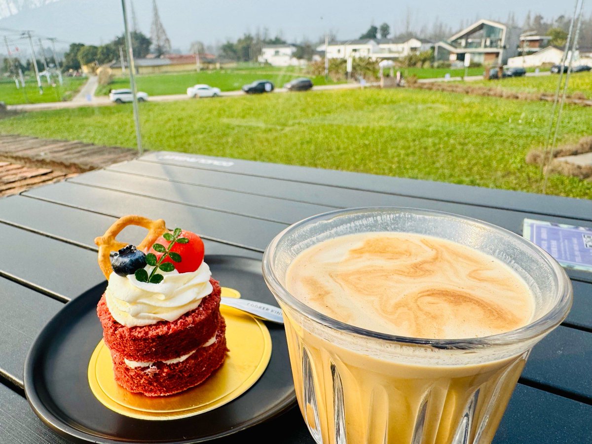 BrendaFryitrl's tweet photo. Sipping iced coffee on the balcony, watching the sun slowly dip below the treeline—this is the perfect way to wind down after a busy week. https://t.co/HhoupTf5Zs