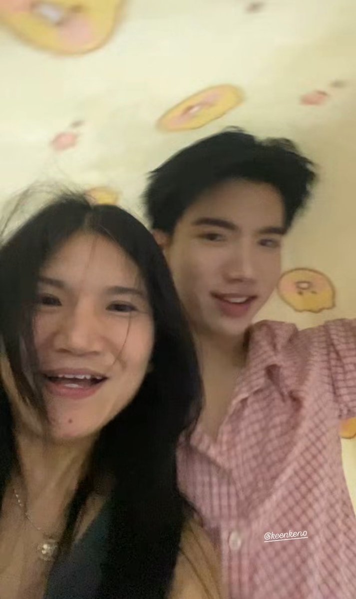 bodybenzkit's tweet photo. วันหนึ้งมี 24 ชม. คีนใช้ชีวิตเผื่อทุกคนไปแล้ว 50 ชม. ใช้คุ้มมากก เช้าฝึกงาน เย็นมาเตรียมเนื้อร้องเพลง เลี้ยงหลาน ออกงาน เล่นกับฟค จบงานเป็นลูกที่ดีของมาม๊า ㅠㅠ  เหนื่อยมั้ยน้องคีน พักผ่อนอีทของอร่อยเย้อๆเลยน้า เก่งมากเน้ยย 🫳🏻

#keenkeno https://t.co/ffmzGSTNfW