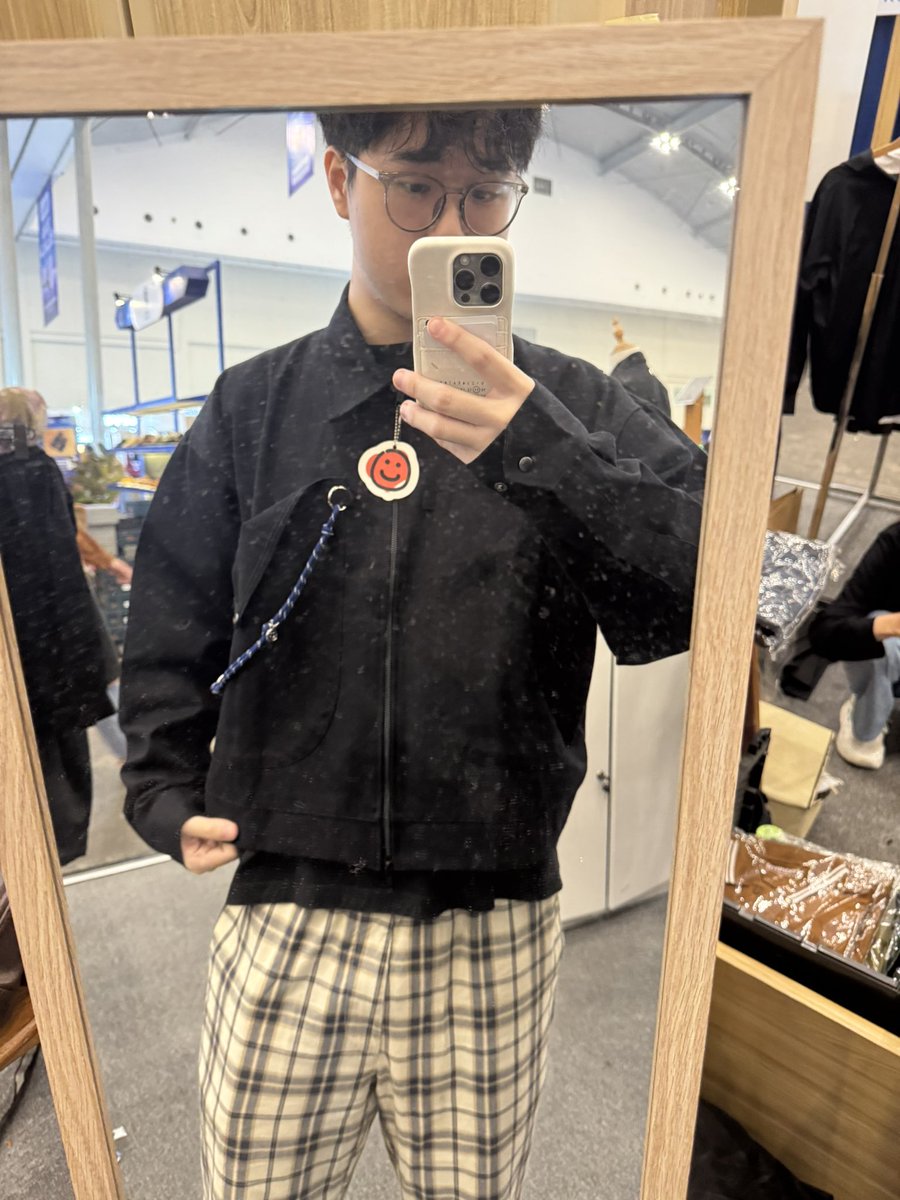 sakeiskeia's tweet photo. Which onee better ya😭 bingung pengen dua duanya tho😭 or should i get urban revivo or zara instead https://t.co/c7xT7hfGpm