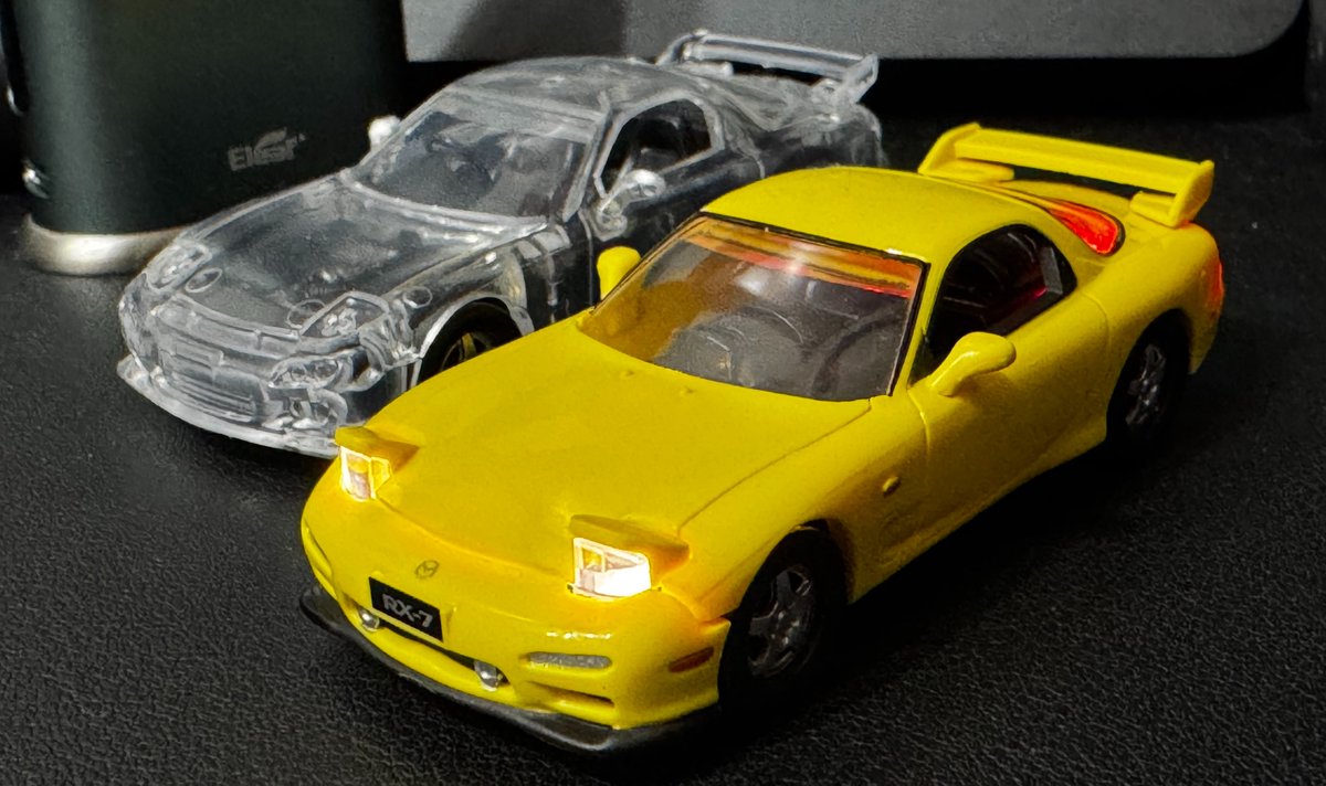 DMoco111's tweet photo. 500円ガチャのRX7 FD3Sコンプリート✨
前後ルミナスユニットでライト発光良い感じ💡💡
これはセカンダリタービン止まってません！動いとりますホンマ！！ https://t.co/nRyXQNGsWX