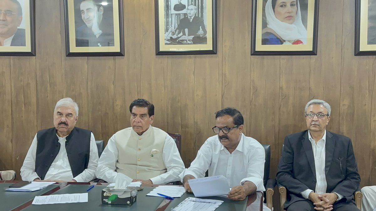 BasharatAliPPP's tweet photo. پاکستان پیپلز پارٹی وسطی پنجاب ایگزیکٹو کمیٹی کا پیپلز سیکرٹریٹ ماڈل ٹاؤن میں اجلاس

صدارت صوبائی صدر پیپلز پارٹی وسطی پنجاب راجہ پرویز اشرف نے کی۔

اجلاس میں حسن مرتضی ،شہزاد سعید چیمہ،رانا فاروق سعید،رانا احمد جواد،ثمینہ پگانوالہ،احسن رضوی،فیصل میر،شہیم صفدر،اعجاز سمہ،عنایت علیشاہ،سردار اشعر ن
حیات عبد الرزاق سلیمی ،،بشری منظور مانیکا،راو بابر جمیل،ارشد جٹ،میاں ایوب،چودھری اختر علی،چودھری اشرف،رانا عرفان،اور ذیلی ونگز کے  صدور شریک

پیپلز سیکرٹریٹ ماڈل ٹاؤن میں
آزاد کشمیر الیکشن سیل قائم کر دیا ہے راجہ پرویز اشرف 

ہر ڈسٹرکٹ ماہانہ اجلاس کی رپورٹ پنجاب کو سیکرٹریٹ بھیج نے کا پابند یے۔راجہ پرویز اشرف

ہماری آنکھیں اور کان پارٹی تنظیمیں ہیں انہیں پارٹی آئین کے مطابق کام کرنا چاہیے۔راجہ پرویز اشرف 

ڈسپلن پر کوئی کمپرو مائز نہیں ہو گا،کشمیر الیکشن کی بہترین تیاری کی ہے۔راجہ پرویز اشرف

دو ہفتے باقی ہیں۔ضلعی اور ڈویژنل صدور اپنے اضلاع کی کشمیر الیکشن کی تیاری پر رپورٹ بھیجیں۔راجہ پرویز اشرف

اجلاس میں متوقع بلدیاتی انتخابات کی بھر پور تیاریاں کرنیکی ہدایت۔

راجہ پرویز اشرف نے ڈویژنل صدر لاھور فیصل میر اور جنرل سیکرٹری ڈاکٹر عائشہ کی نام لیکر تعریف کی۔

کشمیر الیکشن کیلئے ڈویژنل سطح پر ورکرز کنونشن کرانے کی منصوبہ بندی کر رھے ہیں۔حسن مرتضی 

لوکل باڈیز الیکشن بہت بڑا چیلنج ہے،پارٹی عہدیدار  اور ٹکٹ ہولڈرز کو بھی بلدیاتی الیکشن کرنا ہونگے، حسن مرتضی 

مجموعی طور پر پیپلز سیکرٹیریٹ سے 745 نوٹیفکیشن ہو چکے ہیں۔حسن مرتضی

کشمیر الیکشن سیل لاھور کے امیدوار سب سے رابطے میں رہیں گے، حسن مرتضی

ڈویژنل صدور نے اپنی اپنی تنظیموں کی کارکردگی پر روشنی ڈالی
@BBhuttoZardari 
@RPAPPP 
@S_HassanMurtaza 
@ShehzadSaeedPPP