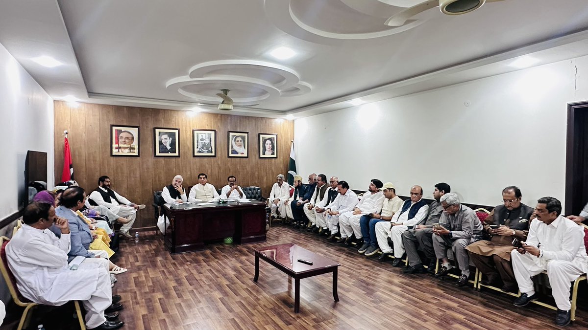 BasharatAliPPP's tweet photo. پاکستان پیپلز پارٹی وسطی پنجاب ایگزیکٹو کمیٹی کا پیپلز سیکرٹریٹ ماڈل ٹاؤن میں اجلاس

صدارت صوبائی صدر پیپلز پارٹی وسطی پنجاب راجہ پرویز اشرف نے کی۔

اجلاس میں حسن مرتضی ،شہزاد سعید چیمہ،رانا فاروق سعید،رانا احمد جواد،ثمینہ پگانوالہ،احسن رضوی،فیصل میر،شہیم صفدر،اعجاز سمہ،عنایت علیشاہ،سردار اشعر ن
حیات عبد الرزاق سلیمی ،،بشری منظور مانیکا،راو بابر جمیل،ارشد جٹ،میاں ایوب،چودھری اختر علی،چودھری اشرف،رانا عرفان،اور ذیلی ونگز کے  صدور شریک

پیپلز سیکرٹریٹ ماڈل ٹاؤن میں
آزاد کشمیر الیکشن سیل قائم کر دیا ہے راجہ پرویز اشرف 

ہر ڈسٹرکٹ ماہانہ اجلاس کی رپورٹ پنجاب کو سیکرٹریٹ بھیج نے کا پابند یے۔راجہ پرویز اشرف

ہماری آنکھیں اور کان پارٹی تنظیمیں ہیں انہیں پارٹی آئین کے مطابق کام کرنا چاہیے۔راجہ پرویز اشرف 

ڈسپلن پر کوئی کمپرو مائز نہیں ہو گا،کشمیر الیکشن کی بہترین تیاری کی ہے۔راجہ پرویز اشرف

دو ہفتے باقی ہیں۔ضلعی اور ڈویژنل صدور اپنے اضلاع کی کشمیر الیکشن کی تیاری پر رپورٹ بھیجیں۔راجہ پرویز اشرف

اجلاس میں متوقع بلدیاتی انتخابات کی بھر پور تیاریاں کرنیکی ہدایت۔

راجہ پرویز اشرف نے ڈویژنل صدر لاھور فیصل میر اور جنرل سیکرٹری ڈاکٹر عائشہ کی نام لیکر تعریف کی۔

کشمیر الیکشن کیلئے ڈویژنل سطح پر ورکرز کنونشن کرانے کی منصوبہ بندی کر رھے ہیں۔حسن مرتضی 

لوکل باڈیز الیکشن بہت بڑا چیلنج ہے،پارٹی عہدیدار  اور ٹکٹ ہولڈرز کو بھی بلدیاتی الیکشن کرنا ہونگے، حسن مرتضی 

مجموعی طور پر پیپلز سیکرٹیریٹ سے 745 نوٹیفکیشن ہو چکے ہیں۔حسن مرتضی

کشمیر الیکشن سیل لاھور کے امیدوار سب سے رابطے میں رہیں گے، حسن مرتضی

ڈویژنل صدور نے اپنی اپنی تنظیموں کی کارکردگی پر روشنی ڈالی
@BBhuttoZardari 
@RPAPPP 
@S_HassanMurtaza 
@ShehzadSaeedPPP