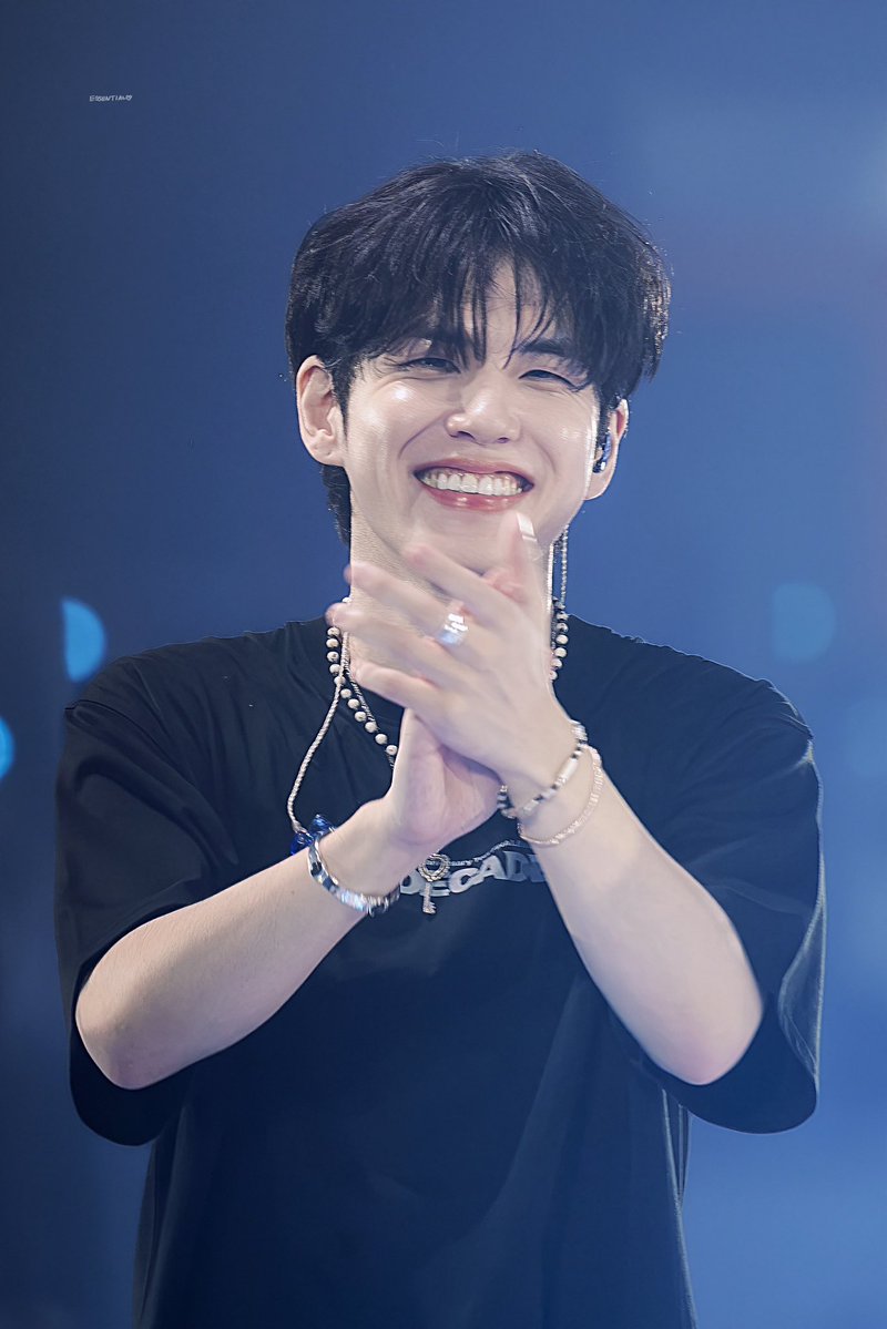__ESSENTIAL's tweet photo. 260703 The DECADE FINALE 

#데이식스 #day6 #원필 #WONPIL https://t.co/u45CXw27Nc