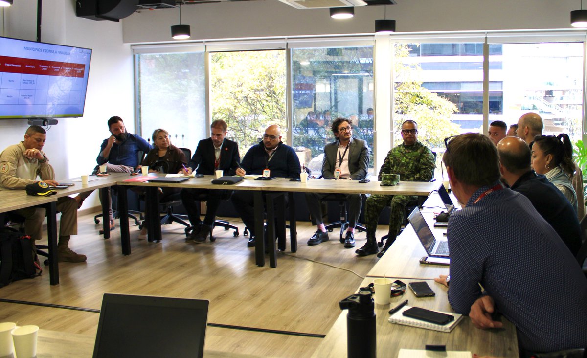 UNMAS's tweet photo. #UNMAS Colombia participó en la Reunión Trimestral de Directores de Desminado Humanitario junto al Grupo @AicmaColombia, @mindefensa y organizaciones de desminado humanitario – reuniendo a actores clave para hacer seguimiento al avance y coordinar intervenciones en #Colombia 🤝 https://t.co/3f2Lr7mExe