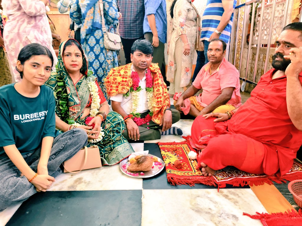 Jiturawalbjp's tweet photo. 🌸 23 साल बेमिसाल ❤️
आज हमारी शादी की सालगिरह पर परिवार सहित हनुमान मंदिर, सीपी एवं शिव मंदिर में पूजा-अर्चना कर आशीर्वाद प्राप्त किया। 🙏
बजरंगबली और भोलेनाथ की कृपा से हमारा साथ यूँ ही जीवनभर बना रहे। 🌹
#23YearsTogether #WeddingAnniversary #HanumanMandirCP #HarHarMahadev https://t.co/dVsXMC6D7w