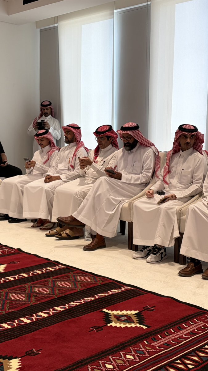 mnfr10's tweet photo. أ يزيد اليحيا مدير العلاقات الإعلامية في السجل العقاري يشرح  رحلة التسجل العيني للعقار ٠ في جلسة تواصل تضم المؤثرين والإعلاميين 
@RERSaudi 
@SpokespersonRER 
#السجل_العقاري #السجل_العيني_العقاري https://t.co/dUJAfqXmqh