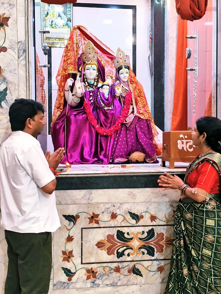 Jiturawalbjp's tweet photo. 🌸 23 साल बेमिसाल ❤️
आज हमारी शादी की सालगिरह पर परिवार सहित हनुमान मंदिर, सीपी एवं शिव मंदिर में पूजा-अर्चना कर आशीर्वाद प्राप्त किया। 🙏
बजरंगबली और भोलेनाथ की कृपा से हमारा साथ यूँ ही जीवनभर बना रहे। 🌹
#23YearsTogether #WeddingAnniversary #HanumanMandirCP #HarHarMahadev https://t.co/dVsXMC6D7w