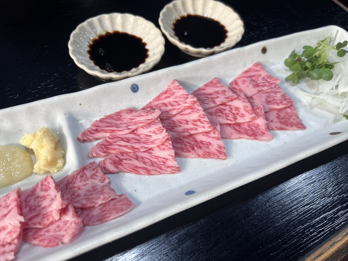 3ch_yade's tweet photo. 今日は誕生日でした🎂🧡
とうとう30代の仲間入り...！

大好きな肉刺し食べた😆

オシャレなランチ食べてお祝いも貰ったよ🎀
娘たちのお揃いコーデまた増えて着せるのが楽しみ🛍 https://t.co/5R4aVw3k7o