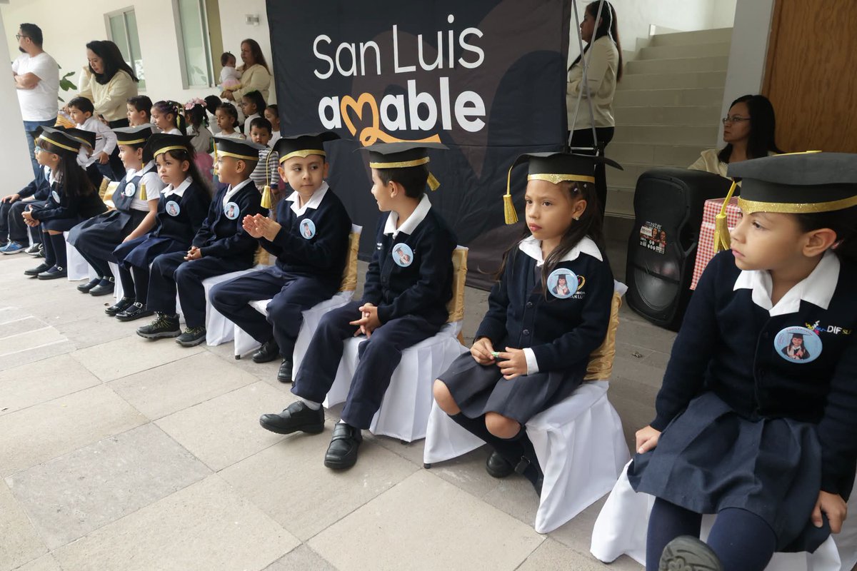 DIFMunicipalSLP's tweet photo. Nuestra Pdta del #DIFMunicipal @EstelaArriagaM y directora @jessicaalbarra7 acompañaron a las y los alumnos del #CentroEducativo Abasolo en su ceremonia de graduación.  
Felicitaciones y gracias por la confianza de sus familias. Éxito! https://t.co/Oai2m24TYG