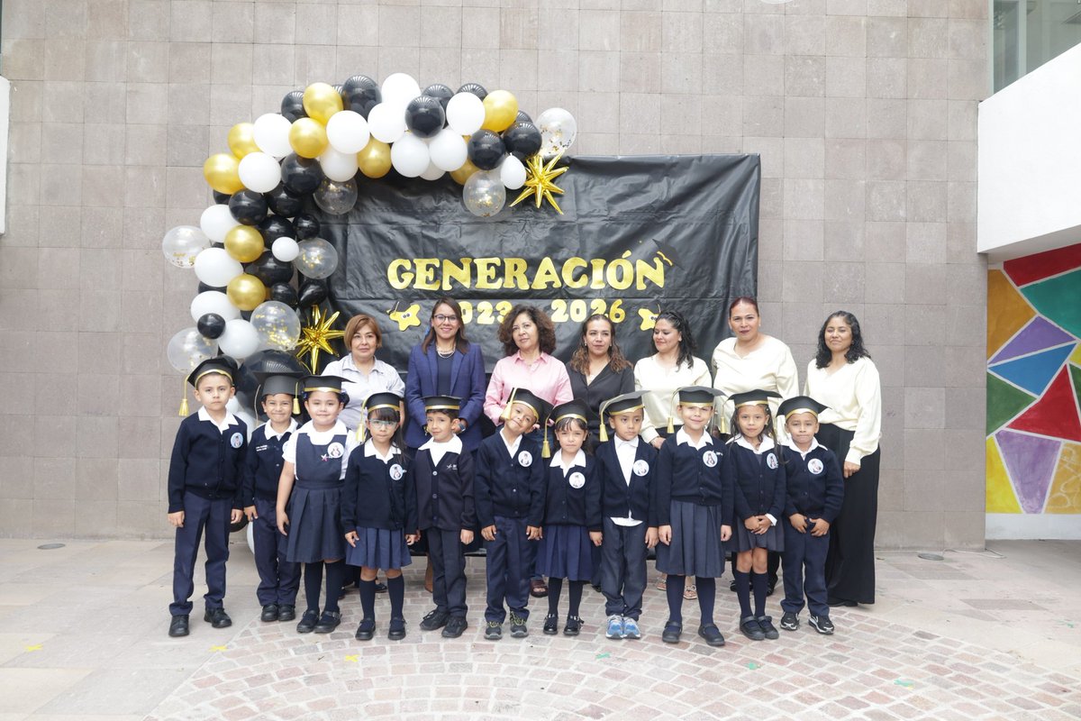 DIFMunicipalSLP's tweet photo. Nuestra Pdta del #DIFMunicipal @EstelaArriagaM y directora @jessicaalbarra7 acompañaron a las y los alumnos del #CentroEducativo Abasolo en su ceremonia de graduación.  
Felicitaciones y gracias por la confianza de sus familias. Éxito! https://t.co/Oai2m24TYG