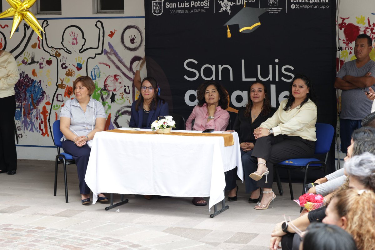 DIFMunicipalSLP's tweet photo. Nuestra Pdta del #DIFMunicipal @EstelaArriagaM y directora @jessicaalbarra7 acompañaron a las y los alumnos del #CentroEducativo Abasolo en su ceremonia de graduación.  
Felicitaciones y gracias por la confianza de sus familias. Éxito! https://t.co/Oai2m24TYG