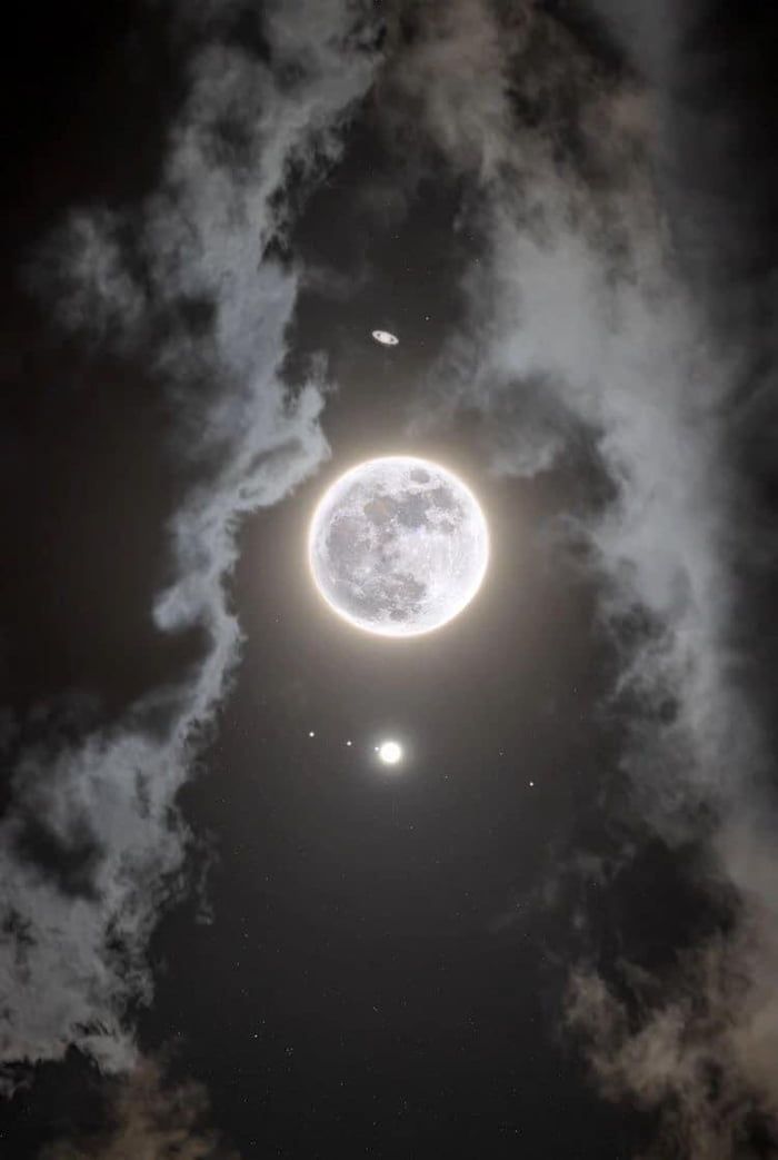 quarks2_quasars's tweet photo. La Luna 🌝 https://t.co/is4jX5mEyO